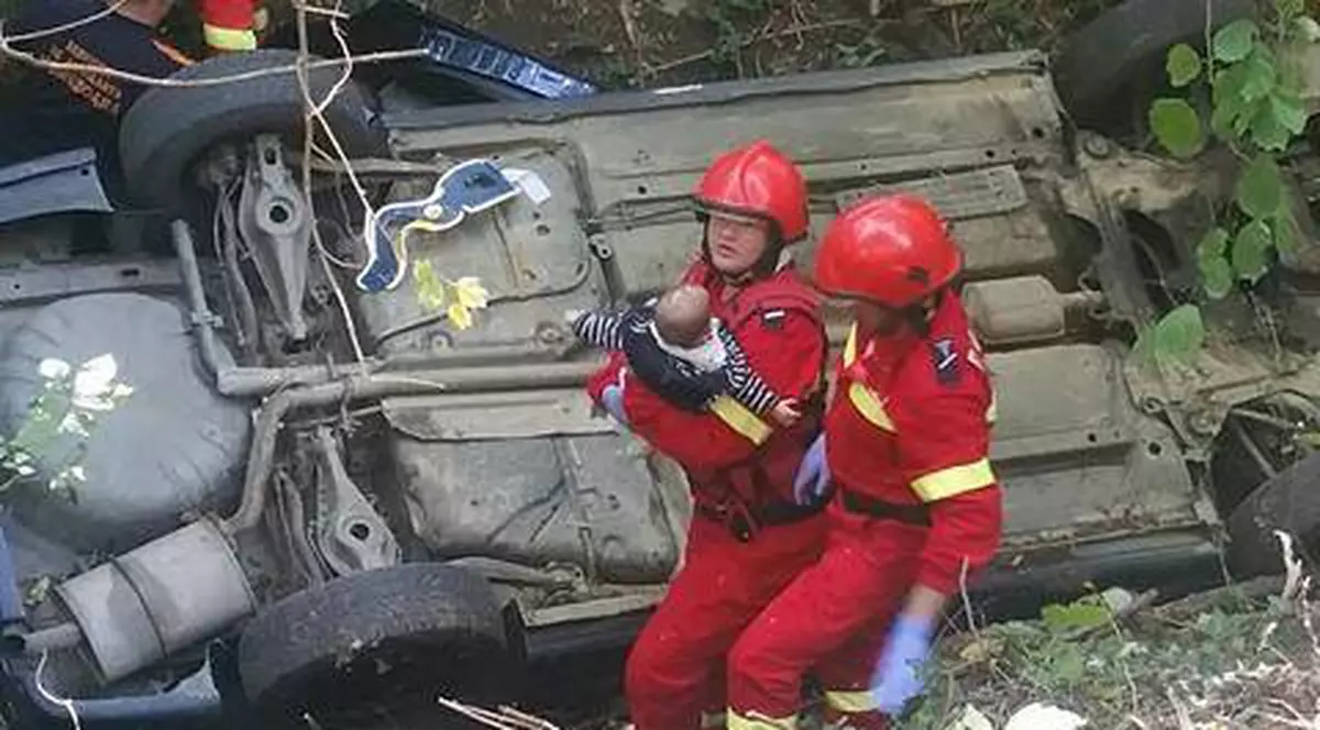 Doi copii și mama lor s-au prăbușit cu mașina într-o răpă la Deva