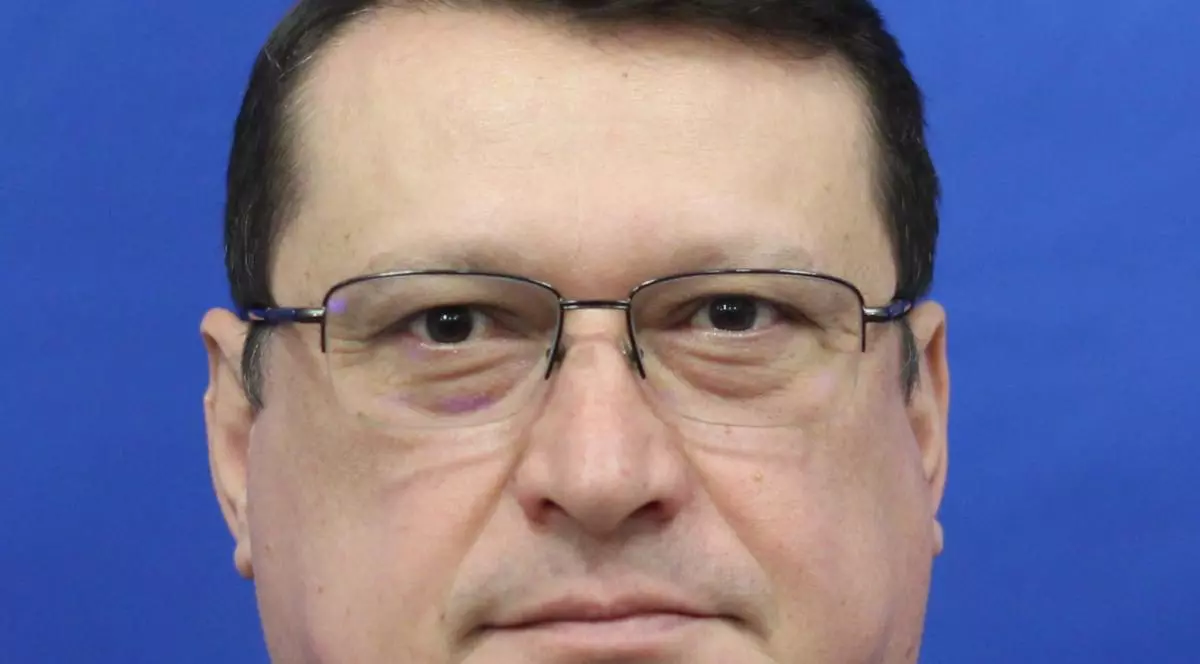 Deputatul PSD Dumitru Chiriță a fost propus pentru a prelua conducerea ANRE. Poză cu Dumitru Chiriță pe fundal albastru