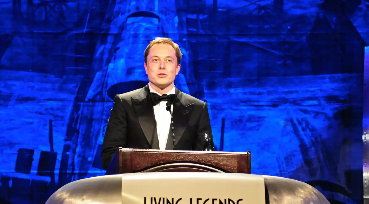 Elon Musk a fost introdus in galeria inventatorilor din Star Trek. Elon Musk in costum negru cu papion stand la un pupitru