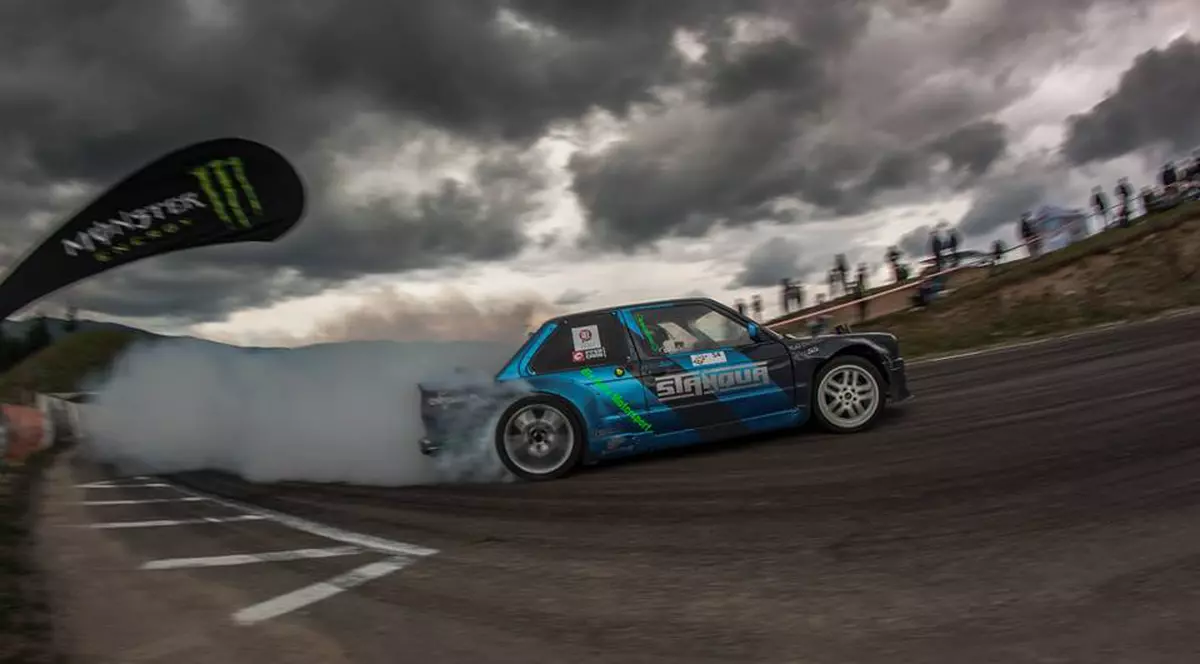 Un tânăr din Dâmboviţa are dosar penal, după ce a făcut drifturi. O mașină care face drift