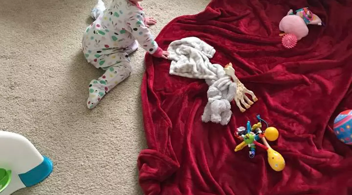 Mama unui copil care suferă de o boală îngrozitoare atacă Facebook. I s-a interzis publicarea fotografie cu fiica ei pentru că micuța arată “indezirabil” | FOTO