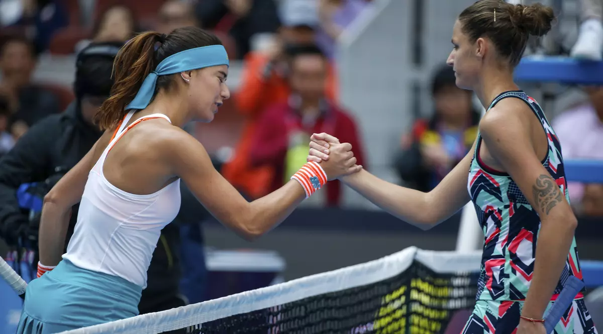 Sorana Cîrstea și Karolina Pliskova, dându-și mâna la sfârșitul meciului din optimile de finală ale turneului de la Beijing. (FOTO: EPA)
