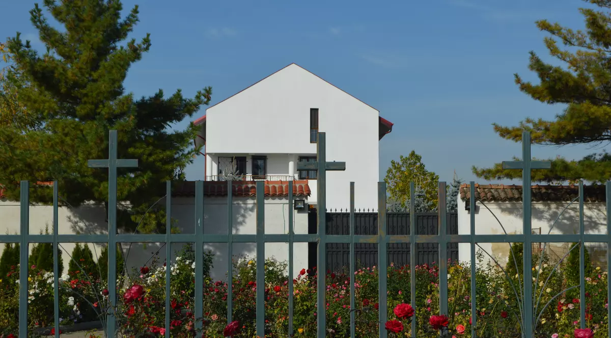 Palatul de lux al fostului episcop de Huși acuzat de relații homosexuale, transformat în mănăstire de maici