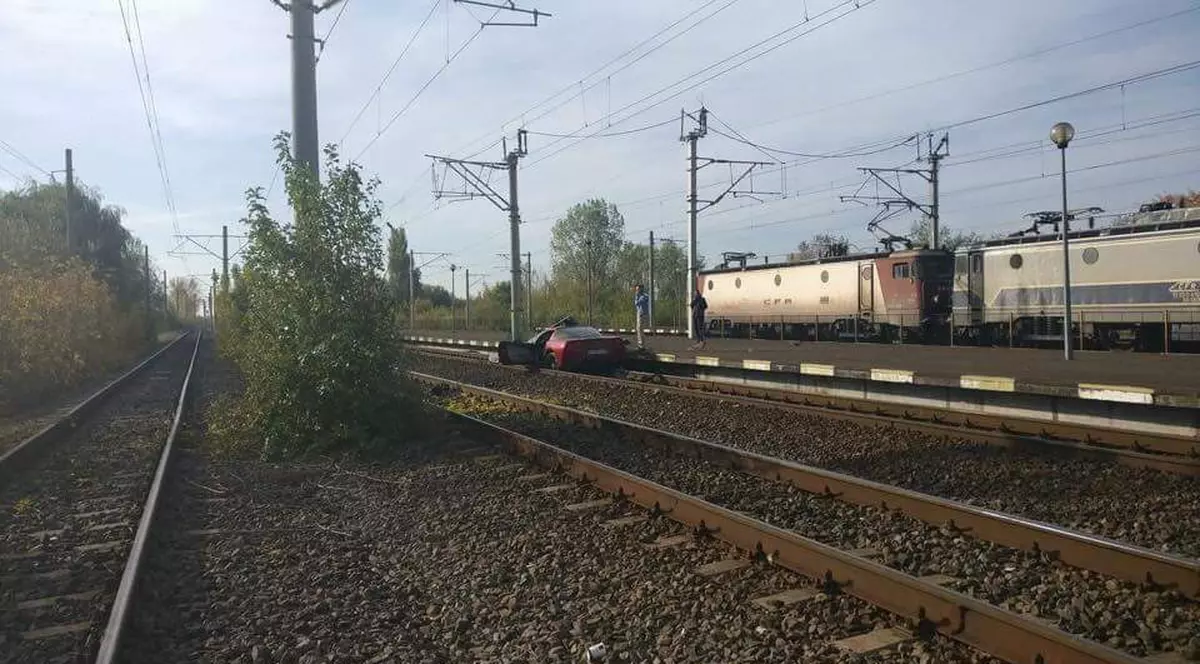 Un Corvette s-a făcut praf pe linia ferată, la Buftea