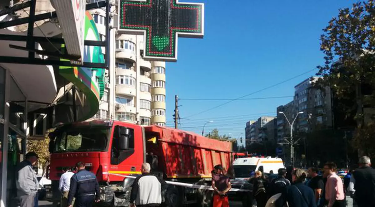 Accident cu o basculantă, în Crângași