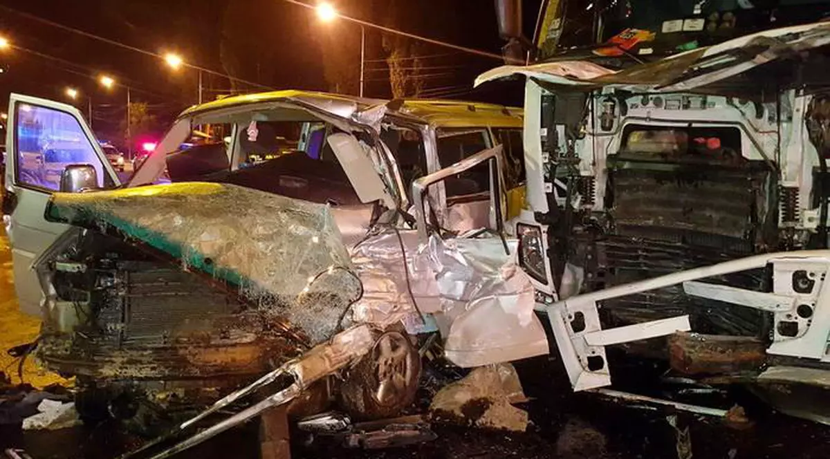 Un mort și cinci răniți în urma unui grav accident în Oradea. Impact violent dintre un camion și un microbuz