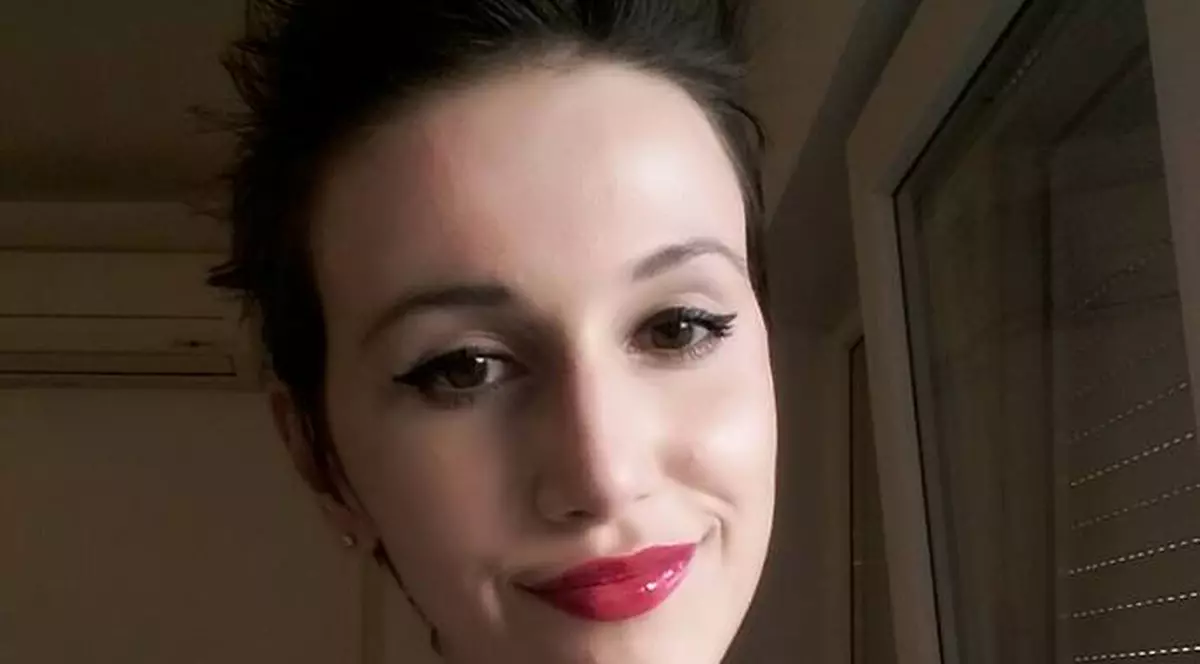 Prin ce a trecut Alexandra Furnea, o supravieţuitoare a incendiului Colectiv. „Lacrimile îmi țâșnesc din ochi și se preling pe cojile de pe obrajii arși”