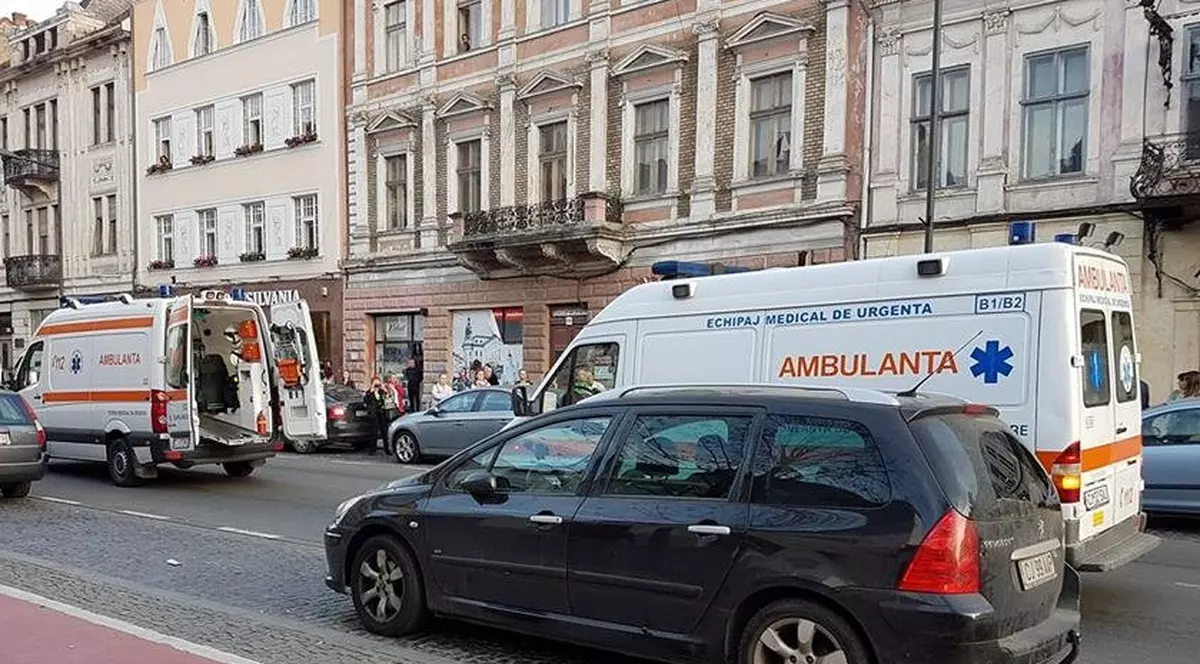 Un clujean care a furat cutia milei a fost lovit de o ambulanță
