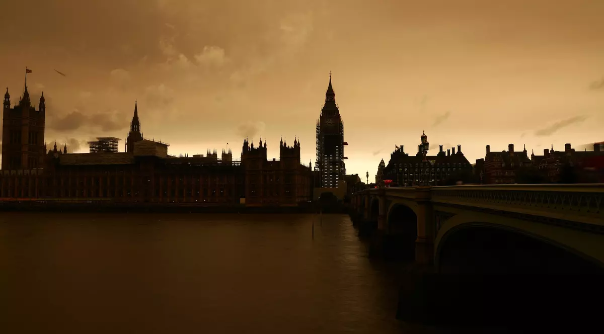 Apocalipsă la Londra: Cerul s-a făcut roșu și s-a întunecat