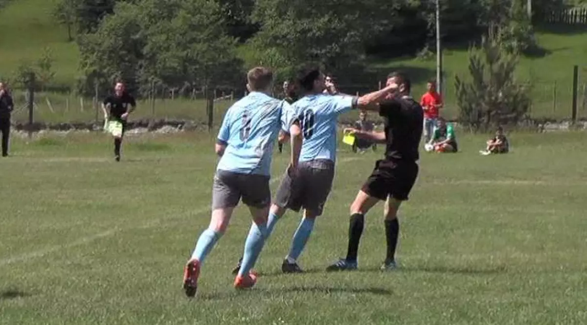 Sătui de bătăile încasate pe stadioane, 40 de arbitri din România au decis să dea bir cu fugiții