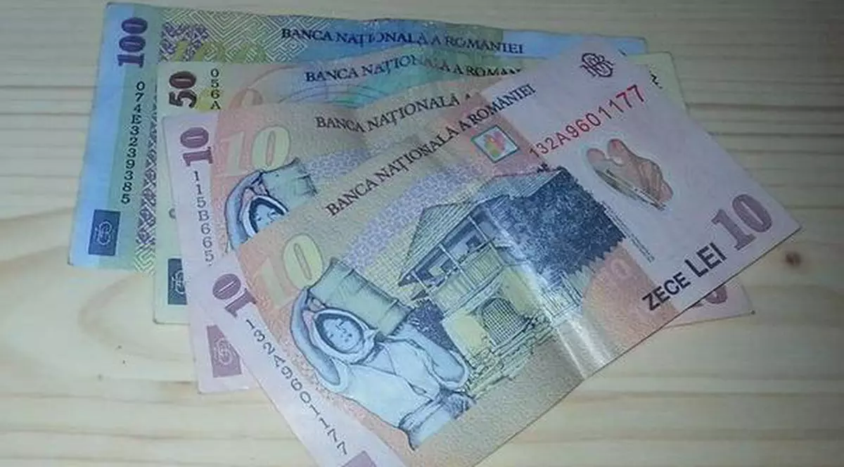 Mare atenție la ce bani primești rest! Uite cum poți depista bancnotele false!
