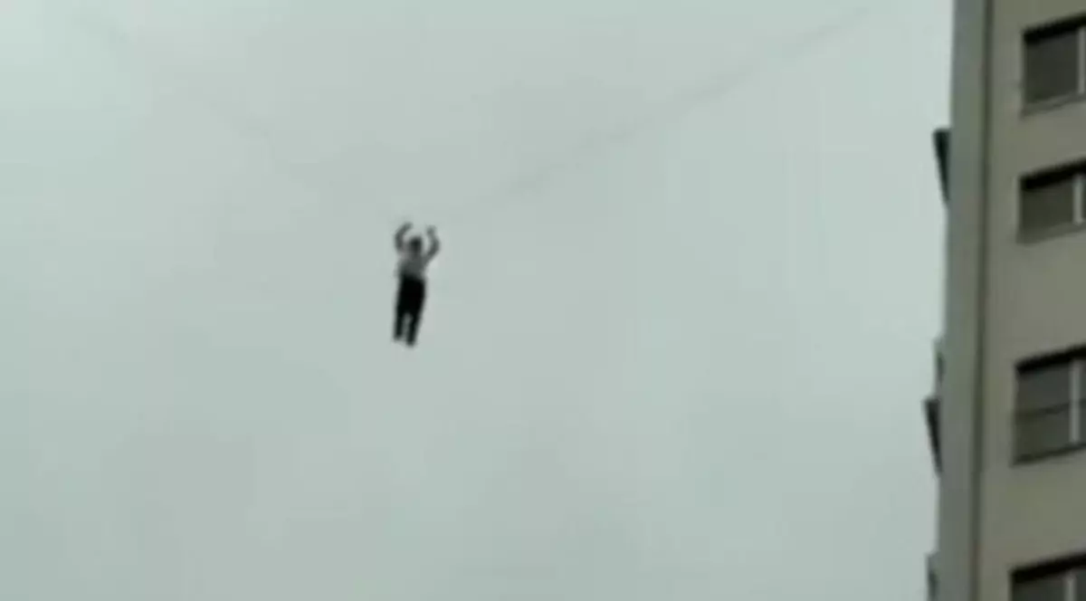 VIDEO | Cum a încercat un bărbat să plece fără să plătească din hotel. A fost nevoie de intervenția pompierilor