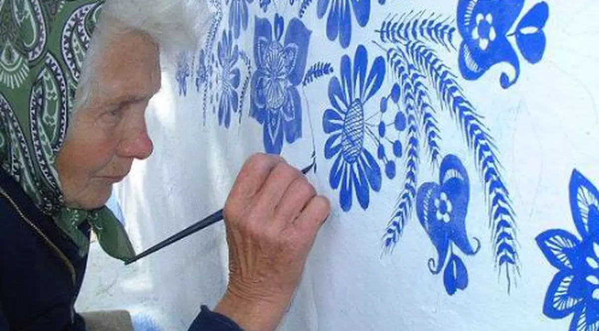 Bunica de 90 de ani care transformă casele din satul ei în opere de artă. Este uimitor ce frumuseți ies din mâinile femeii | FOTO
