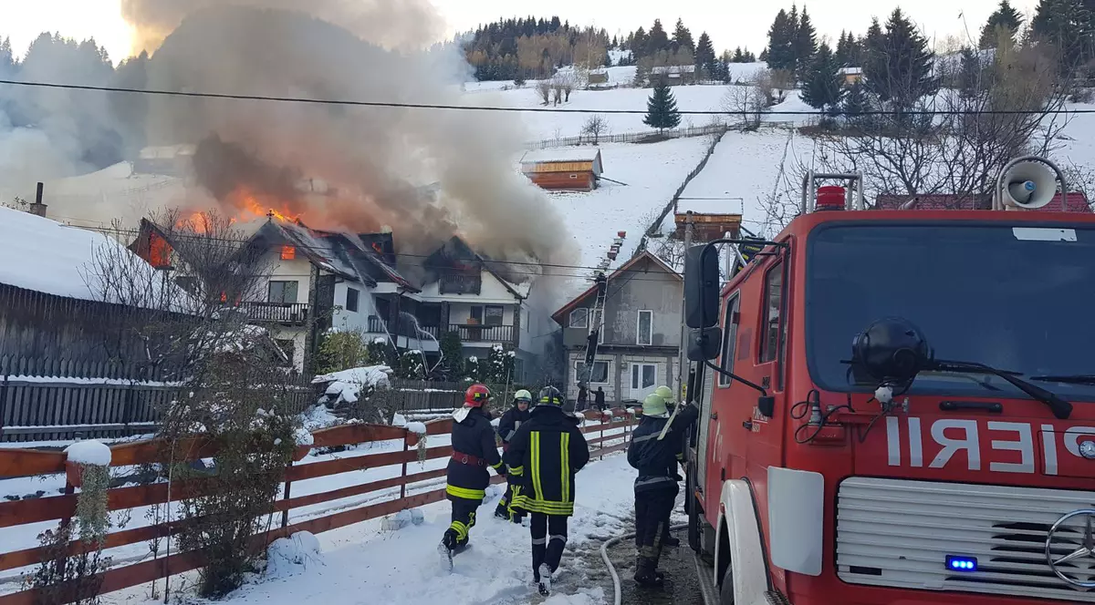 O casă şi o pensiune din Moieciu de Sus au luat foc