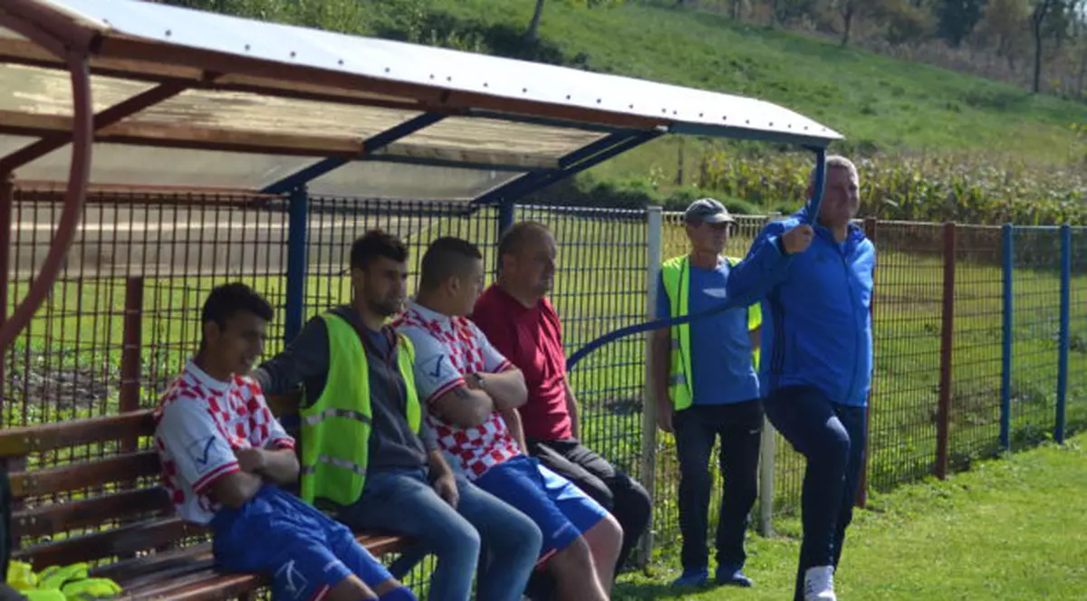 Fostul fotbalist Claudiu Balaci, acum taximetrist, a găsit o geantă cu 50.000 de lei uitată pe bancheta din spate! Balaci e primul din dreapta