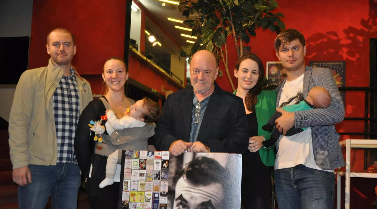 Emoție de toamnă pentru Nicu Alifantis. Nepoțeii au venit la teatru să-l sărbătorească