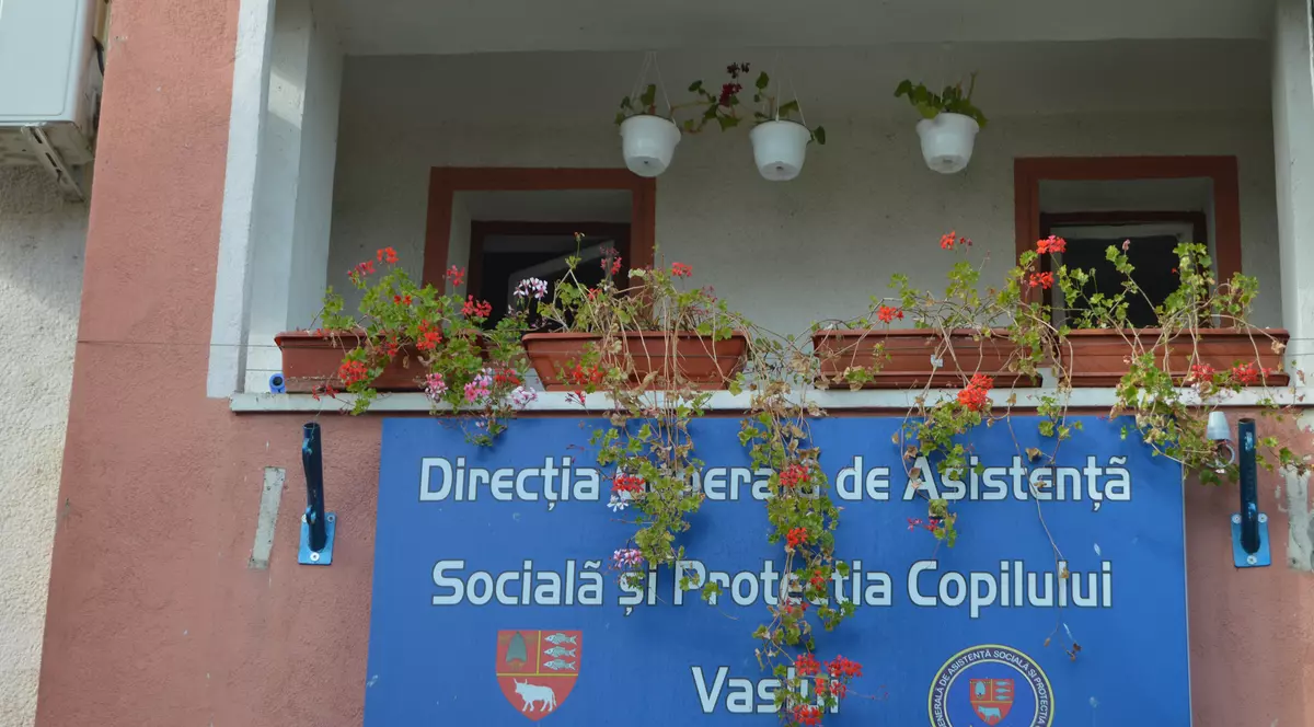 Cei 2.500 de angajați ai Protecției Copilului Vaslui care nu și-au luat salariile de o lună, noi promisiuni din partea premierului