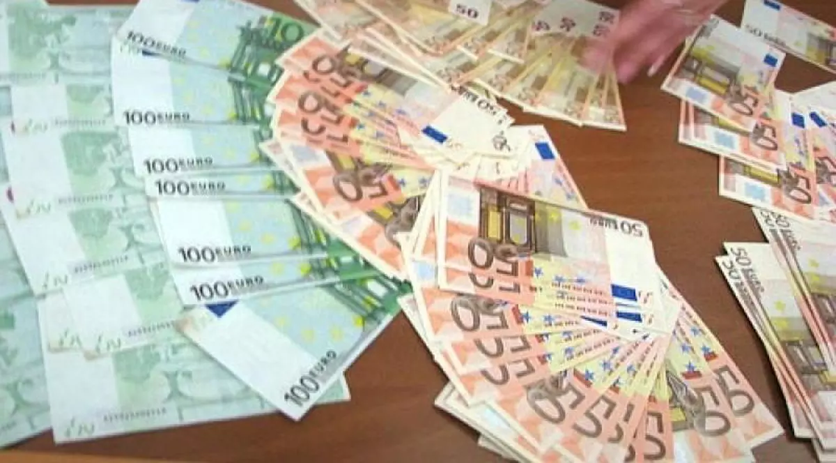 A găsit 9.000 de euro la gunoi și s-a ales cu dosar penal fiindcă nu i-a dus la Poliție
