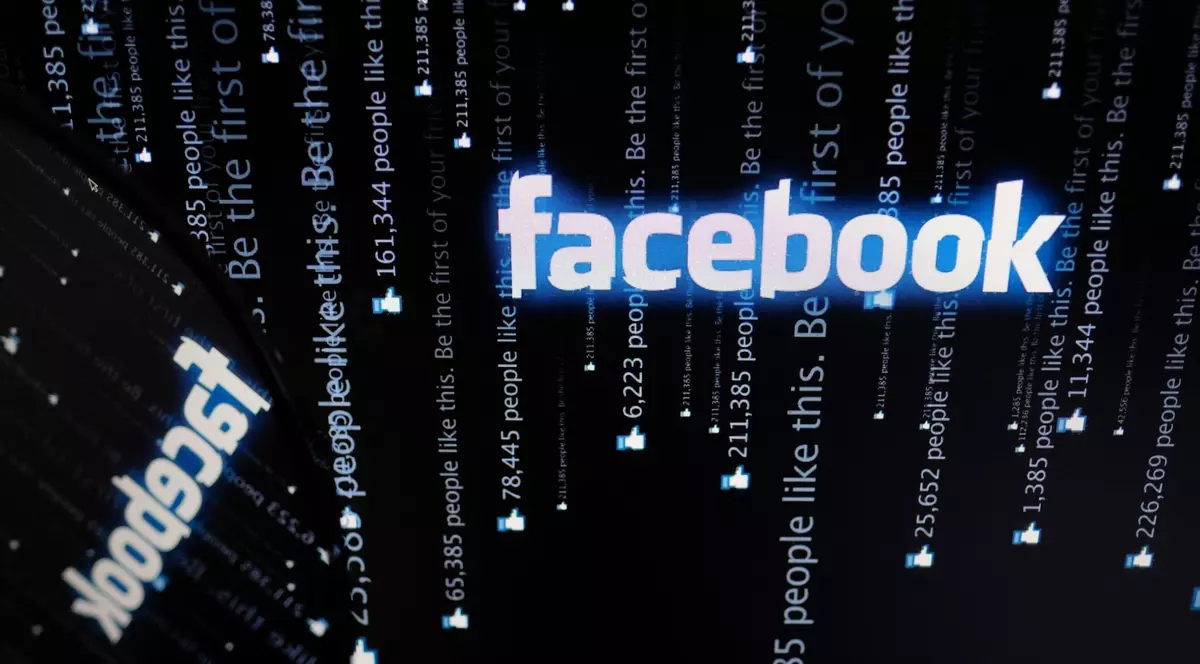 Facebook testează butonul downvote. Logo Facebook pe fundal negru ca în Matrix