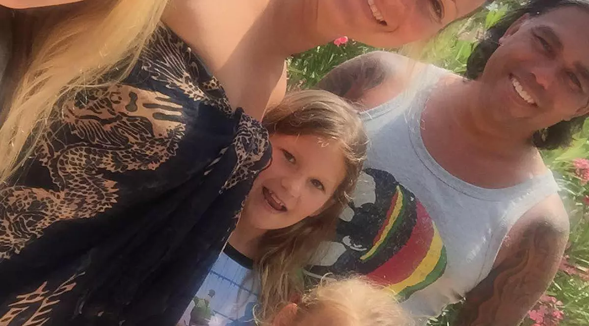 familia olandezului (preluare Facebook Didi Taihutu)