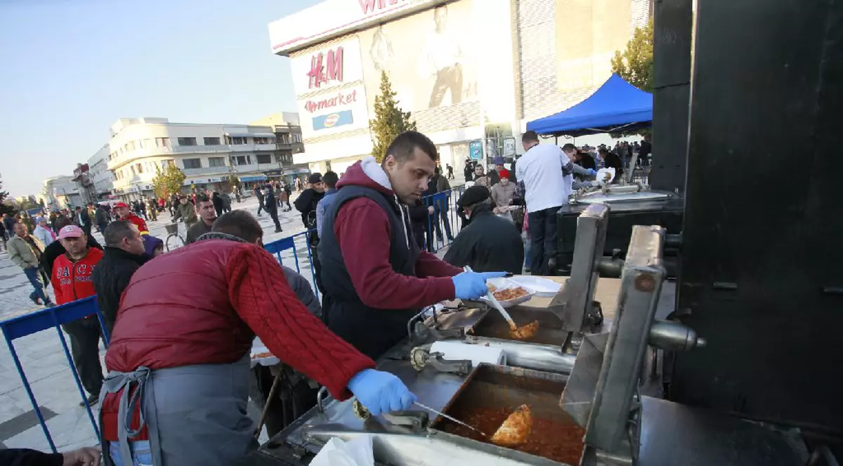 Sute de buzoieni au poftit la fasolea cu ciolan gătită în stil cazon de Ziua Armatei, la Buzău
