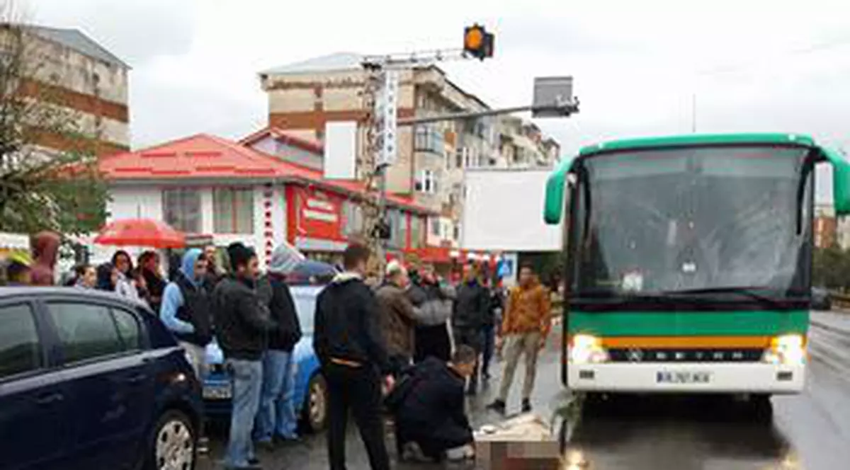 femeie transportată cu duba la spitalul din Craiova