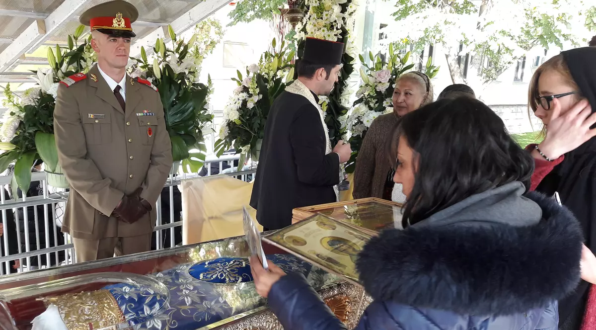 Sfânta Parascheva, pupatul moaștelor și psihologia înghesuielii la ajutor divin