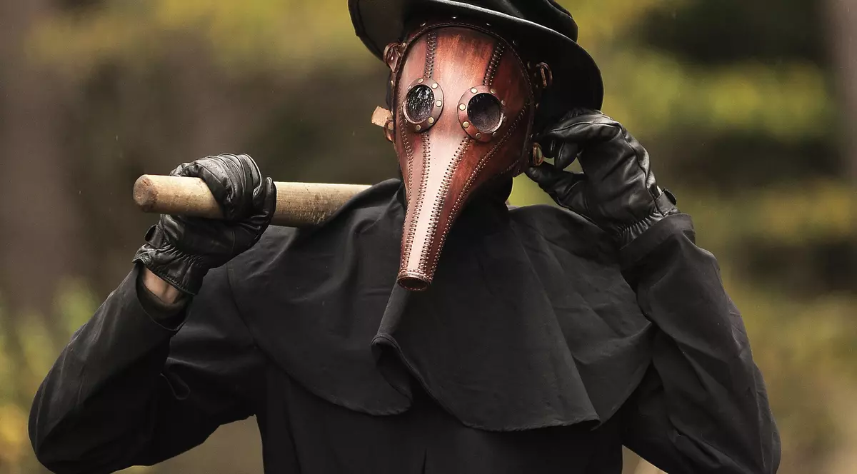 "Moartea Neagră“ și măştile purtate de „doctorii ciumei“ în Evul Mediu, inspirație pentru un designer