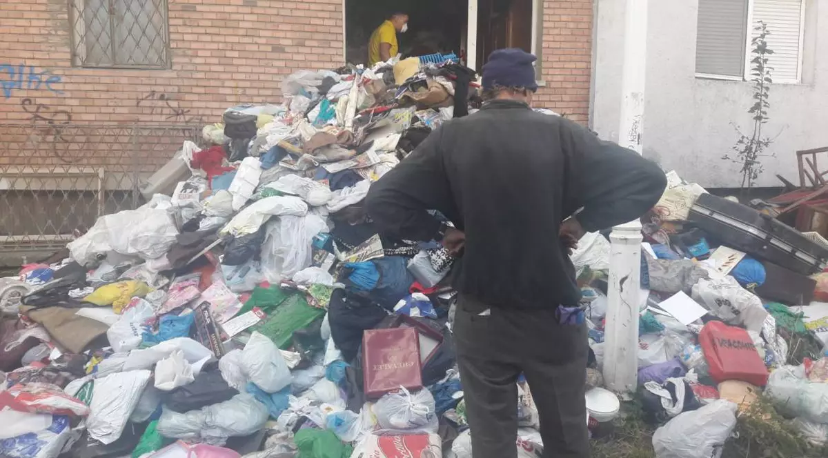 Un munte de gunoaie a fost scos din apartamentul unui bărbat din Constanța