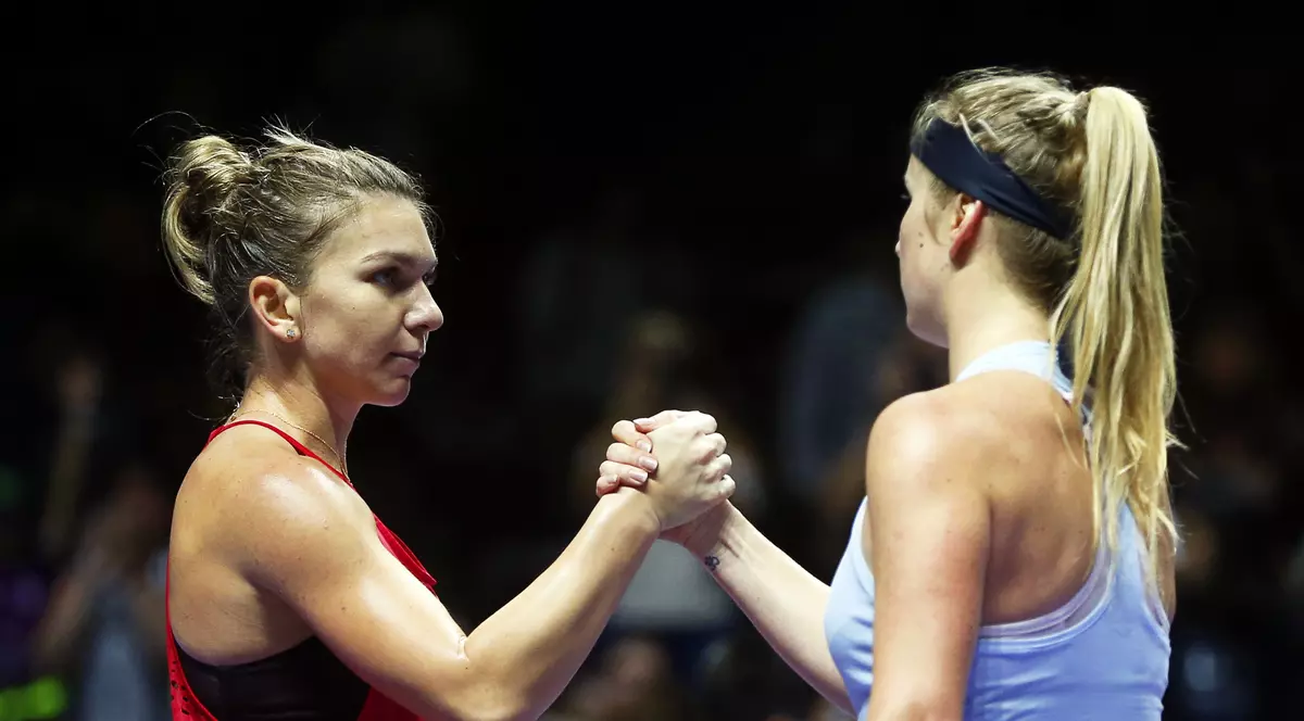 Simona Halep și Elina Svitolina, salutându-se la fileu după meciul disputat la Turneul Campioanelor 2017.