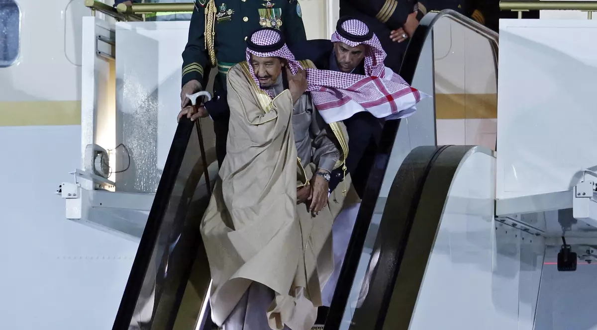 VIDEO | Scările rulante aurite ale regelui saudit s-au oprit pe aeroportul din Moscova. El a coborât din avion... treaptă cu treaptă