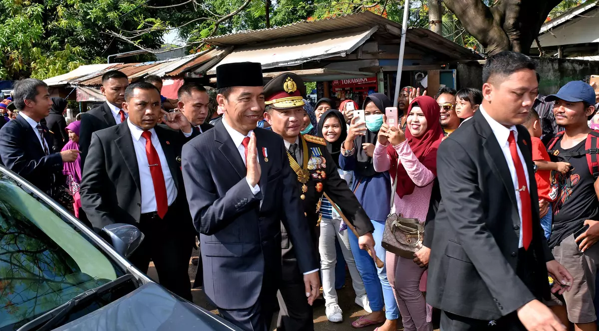 Președintele Indoneziei a mers doi kilometri pe jos pentru a ajunge la o paradă, după ce a fost prins într-un ambuteiaj