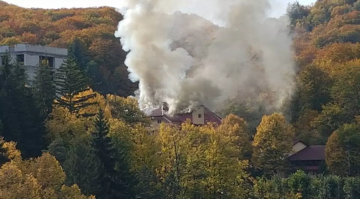Incendiu la un hotel din staţiunea Băile Olăneşti. Aproximativ 200 de persoane au fost evacuate