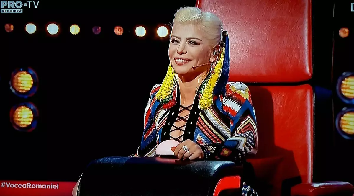Loredana, cu șuvițe colorate în păr la Vocea Romaniei.