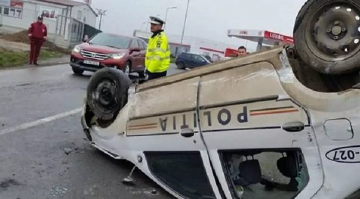 Accident în Argeș. Mașina poliției s-a răsturnat. Un membru al echipajului a fost rănit