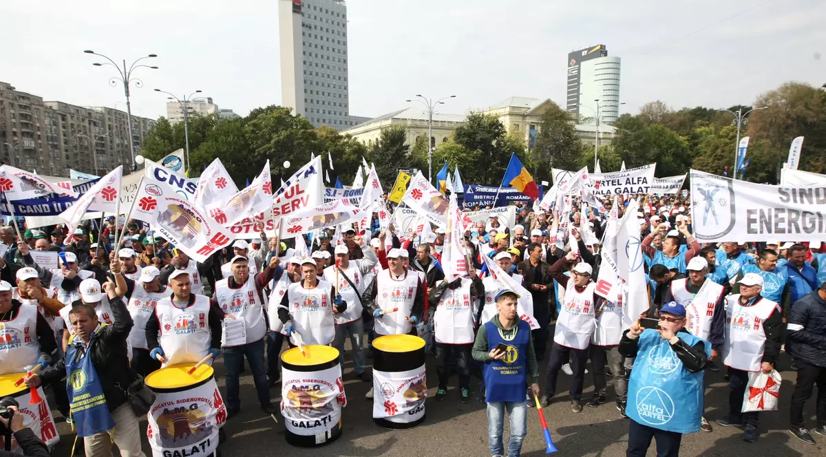 VIDEO / Miting de amploare în Capitală. Mii de sindicaliști din Sănătate au protestat în fața Guvernului
