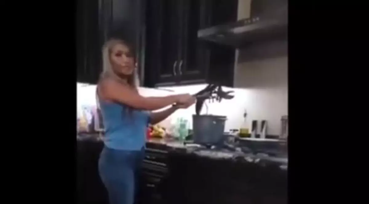 Oamenii au acuzat aceasta mama de abuz dupa ce un clip video a iesit la iveala