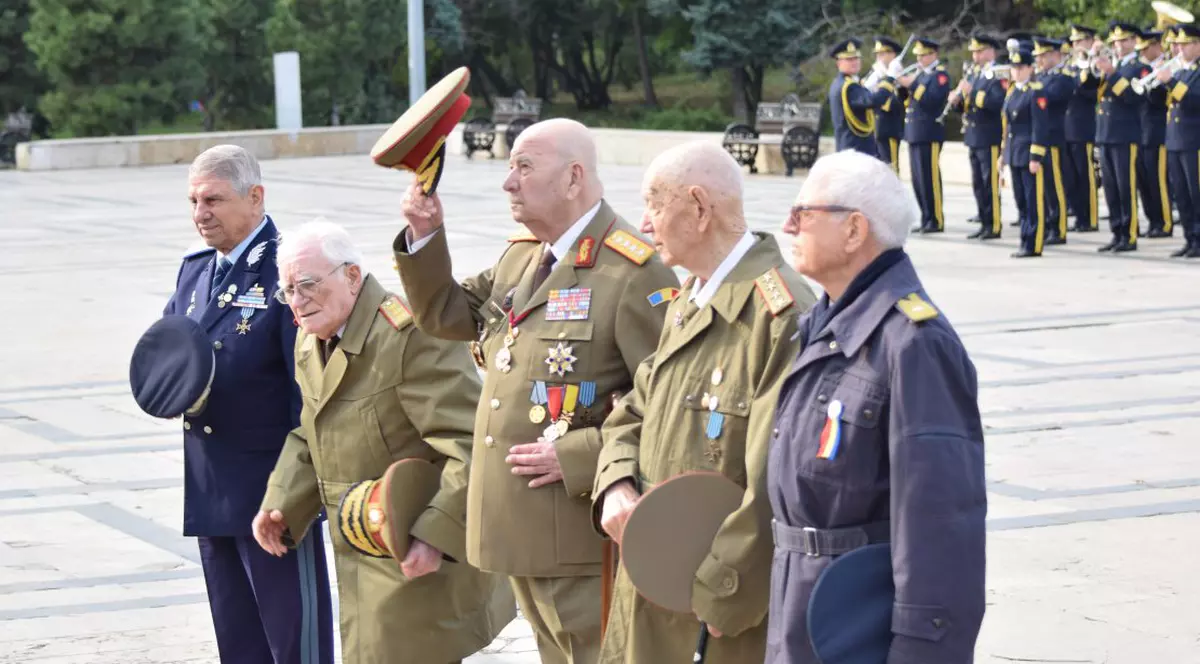 Veteranii de război au depus o coroană de flori