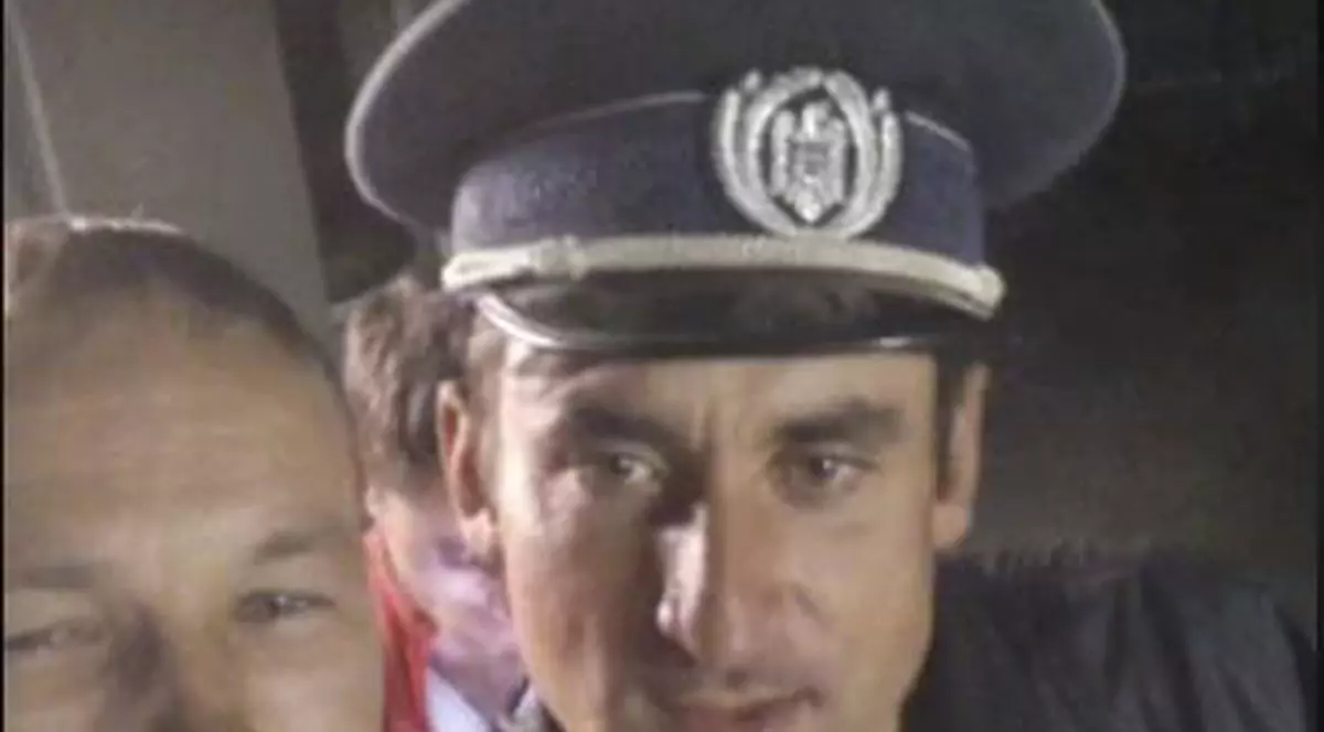 Anchetă internă la IPJ Olt după ce şapca unui polițist a fost folosită la o petrecere
