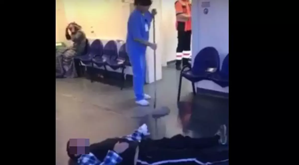 VIDEO/ Pacient lăsat să zacă pe podea, la spitalul din Tulcea. „Ștergea cu mopul pe lângă el”