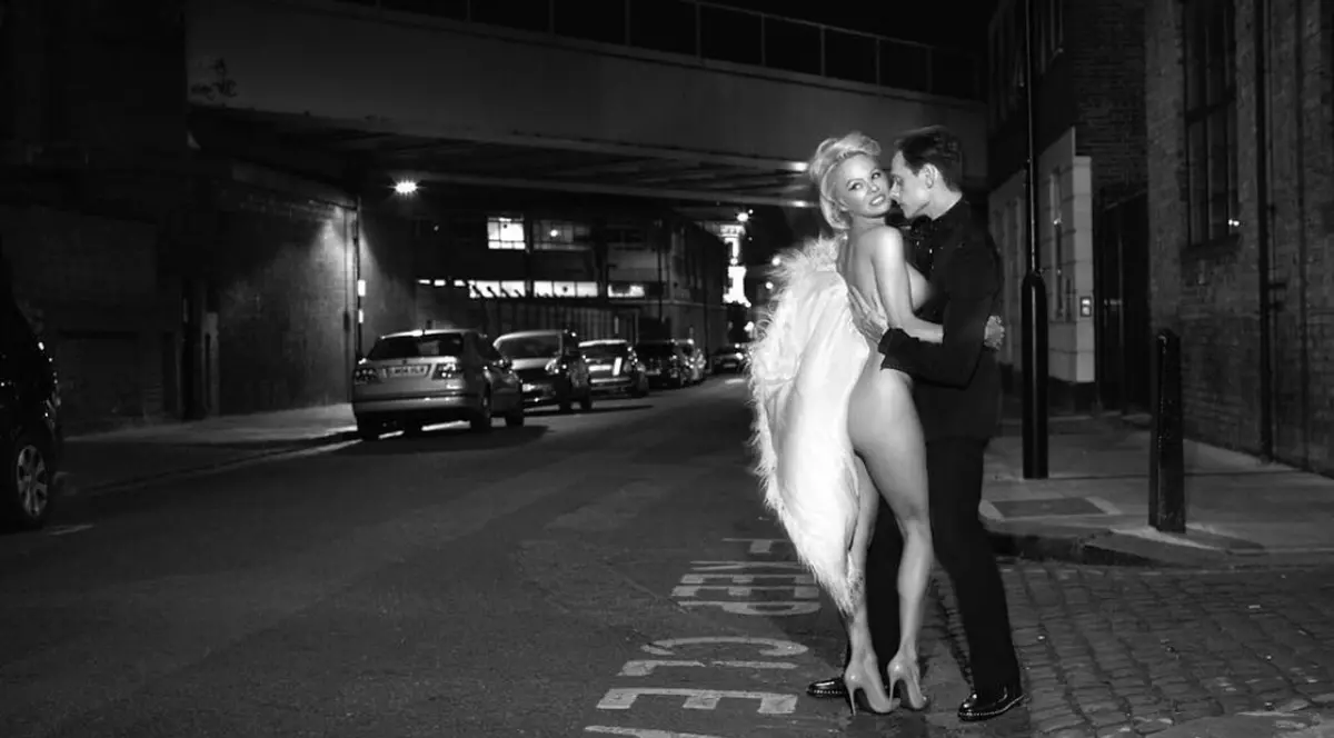 Pamela Anderson a pozat goală la 50 de ani