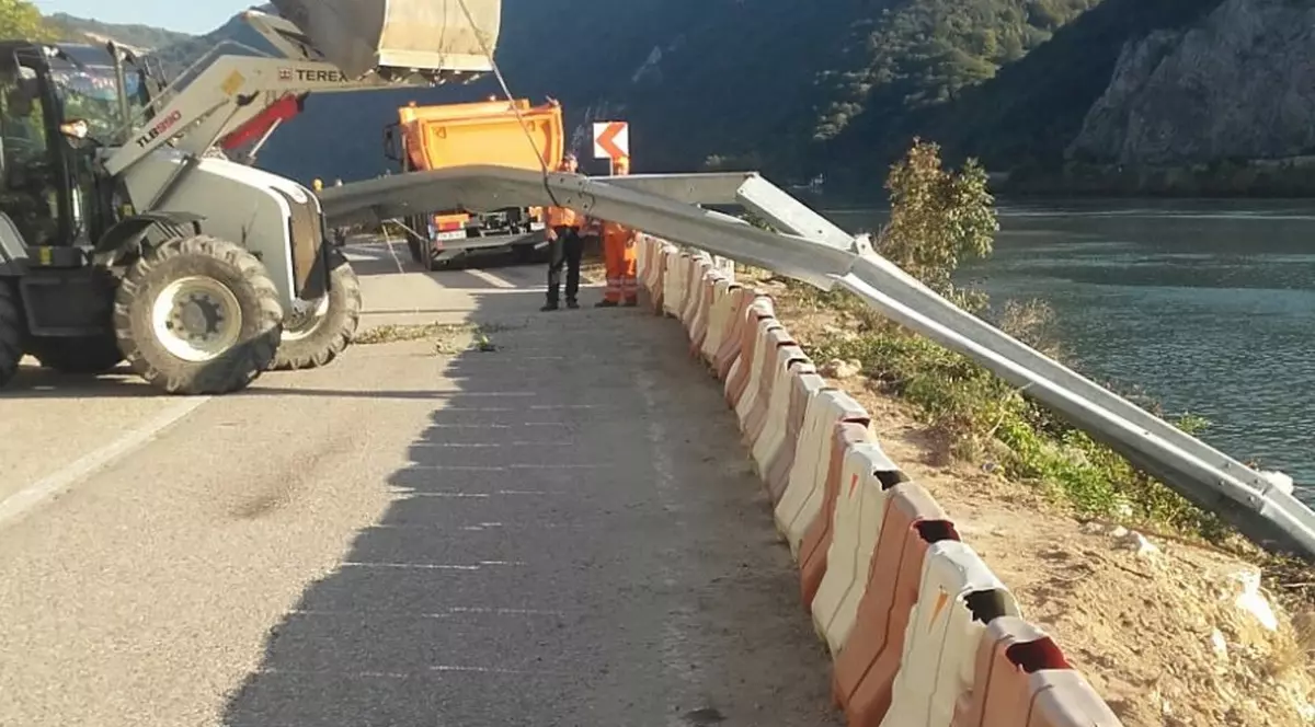 Drumarii nu au pus parapetul din beton pe DN 57 nici la două săptămâni după accidentul de la Coronini