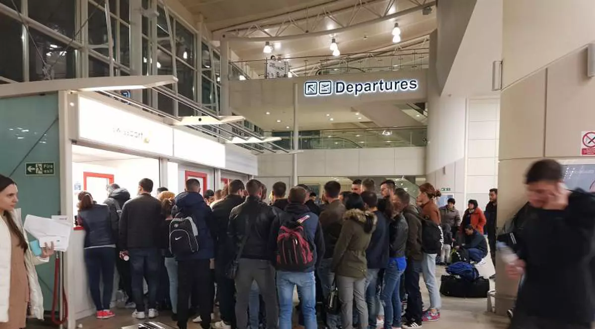 Români blocați pe aeroportul din Liverpool din cauza uraganului Ofelia