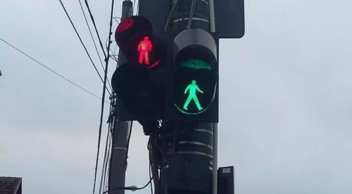 O trecere de pietoni din Timișoara cu două semafoare: unul pe roșu, altul pe verde. Situația derutantă, din cauza unui accident, deși unii au crezut că de vină a fost vântul - FOTO