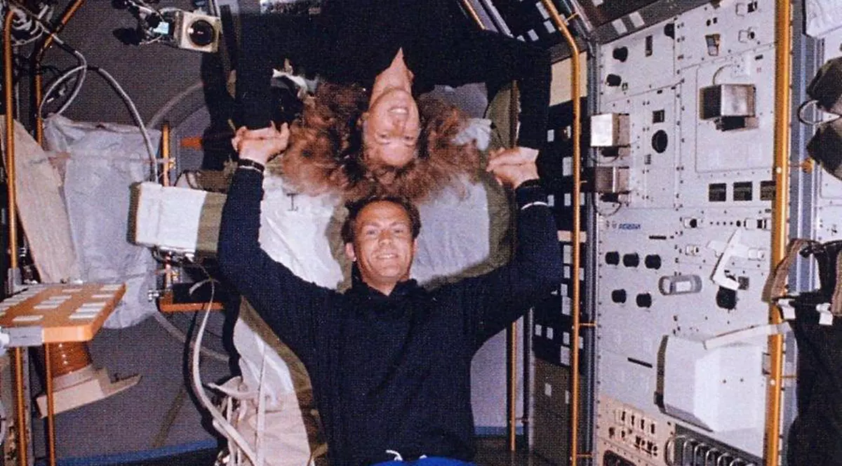 Jan Davis şi Mark Lee s-au căsătorit înainte de-a zbura la bordul Endeavour în misiunea STS-47. Foto: NASA