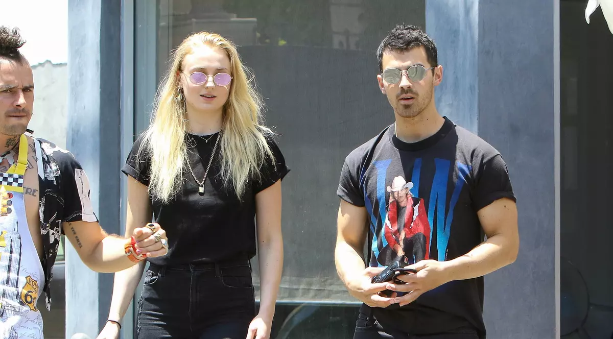 Sophie Turner, actrița care o interpretează pe Sansa Stark, s-a logodit cu iubitul ei