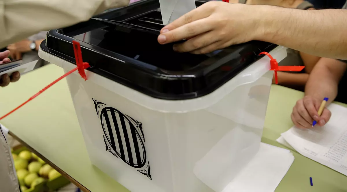 Cum au ajuns urnele de vot în interiorul școlilor