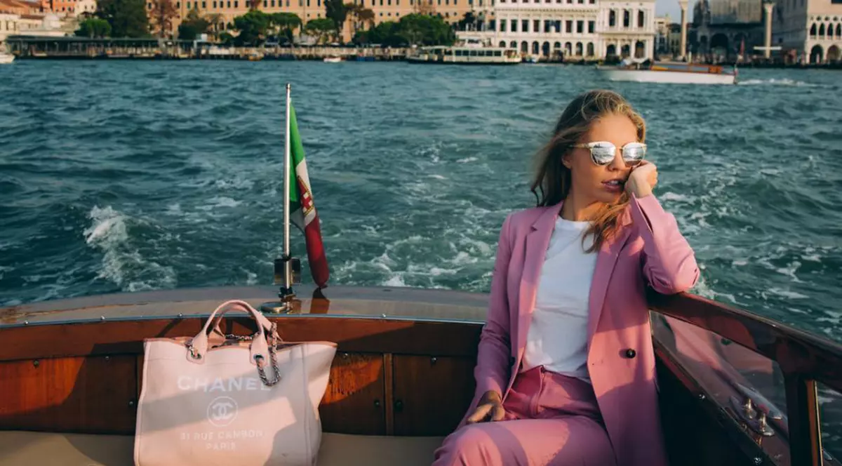 Viata fabuloasa a Victoriei Swarovski in imagini