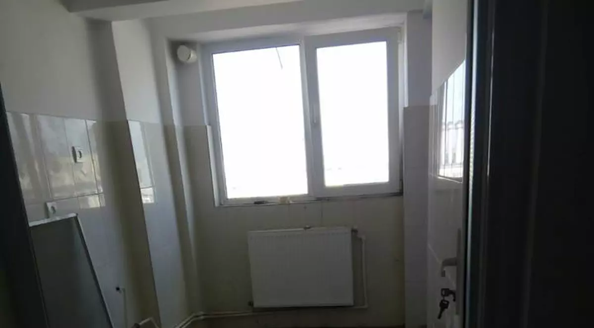 Apartamentele repartizate de Primăria Galați medicilor de la Psihiatrie, pline de gunoaie și cu pereți scorojiți