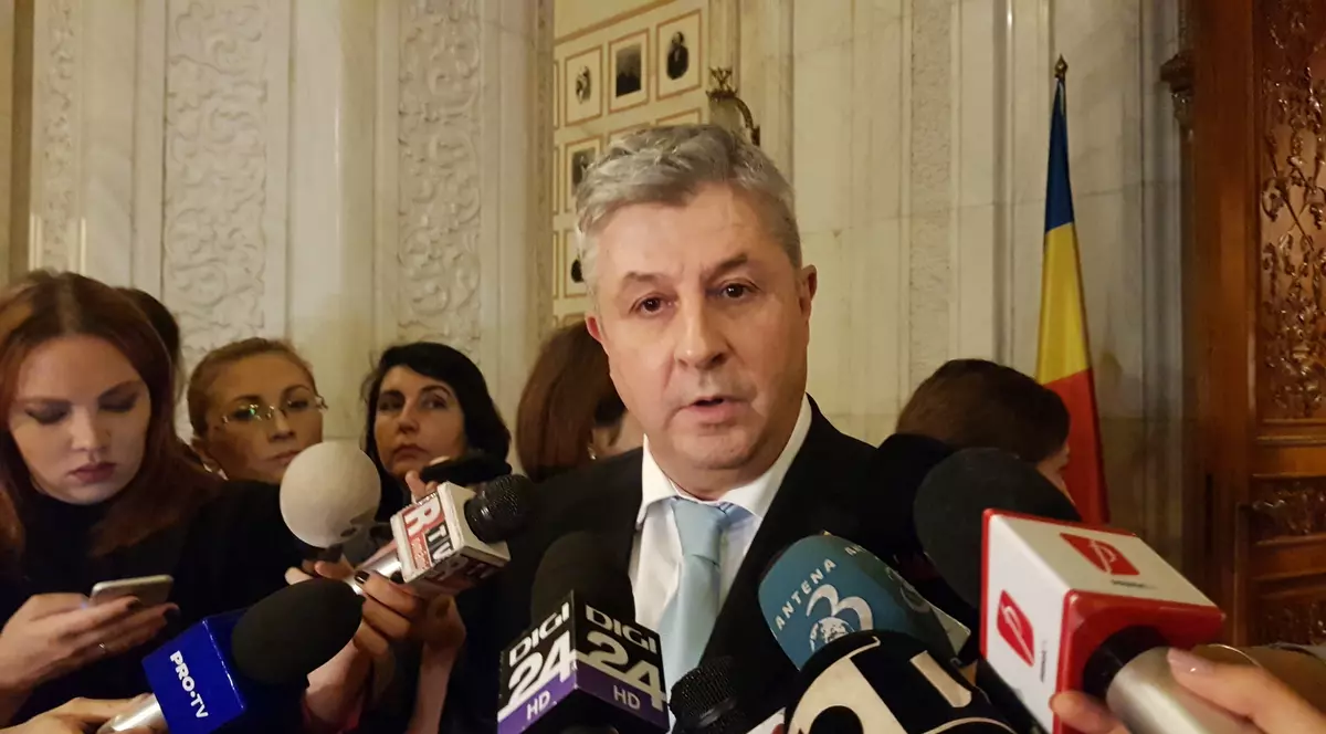 Florin Iordache, despre achitarea lui Tăriceanu. Florin Iordache, dând declarații pe holul Parlamentului